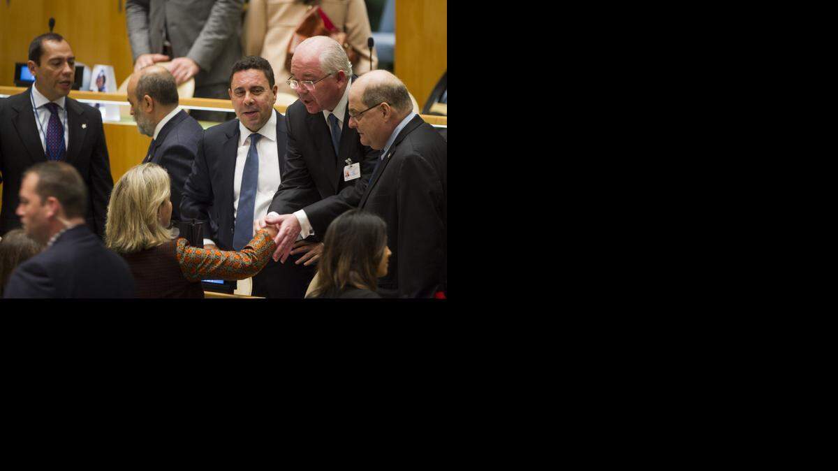 
El ministro de Relaciones Exteriores de Venezuela, Rafael Ramírez Carreño (segundo desde la der.) recibe felicitaciones en la ONU cuando el país sudamericano fue electo al Consejo de Seguridad del organismo mundial.
