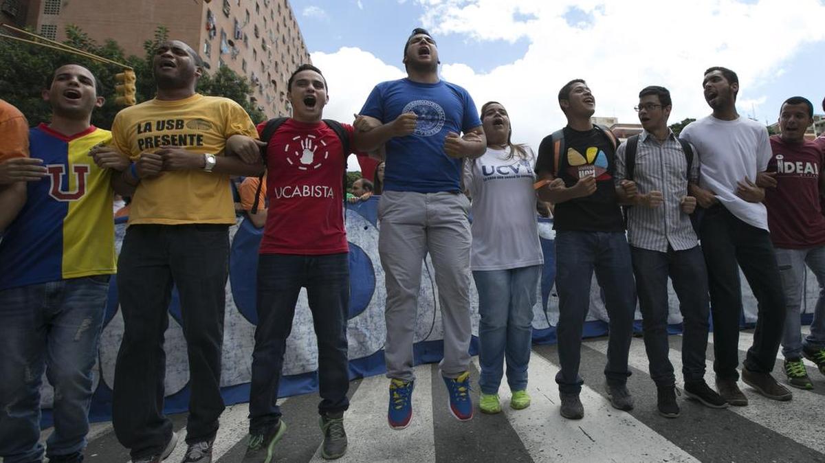 Estudiantes universitarios realizan una manifestación en Caracas el jueves pasado, exigiendo al gobierno que respete la Constitución y permita el referendo revocatorio.