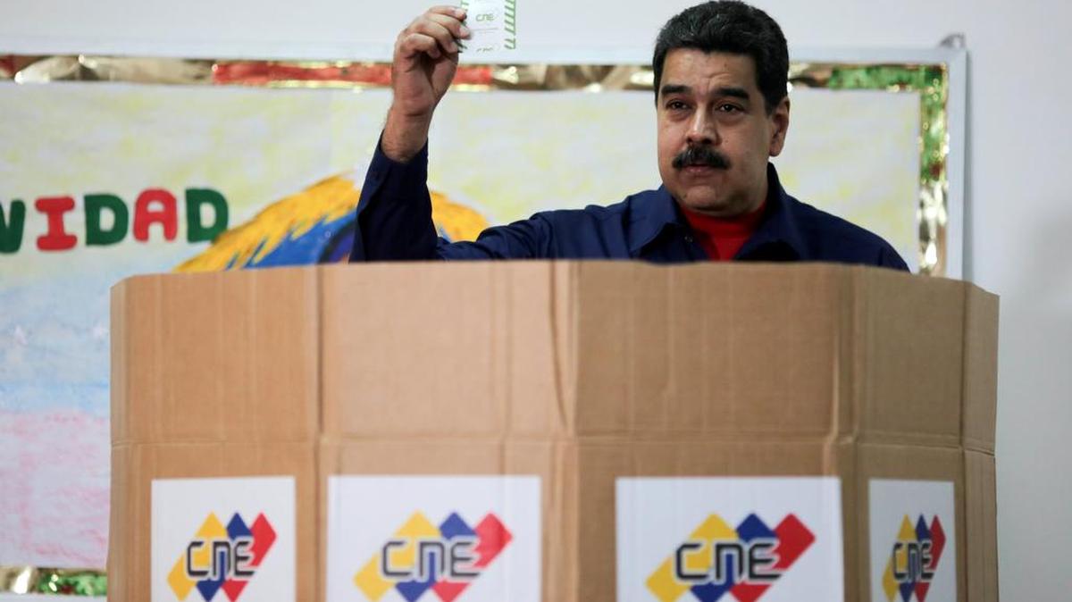 El presidente de Venezuela, Nicolás Maduro, vota en las elecciones municipales del 10 de diciembre, en Caracas. Los venezolanos afrontan una hiperinflación devastadora y una escasez generalizada de alimentos y medicinas.