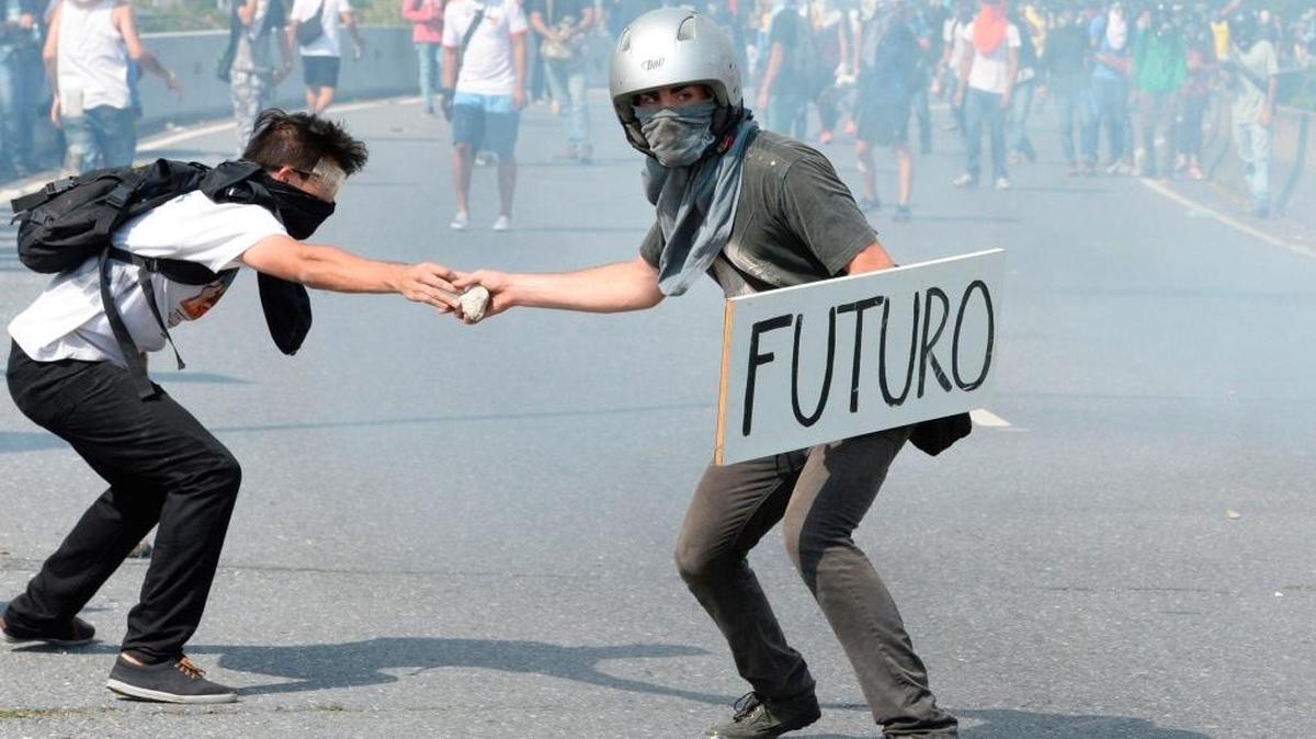 Manifestantes se enfrentan a la Guardia Nacional en Caracas, el 24 de abril.