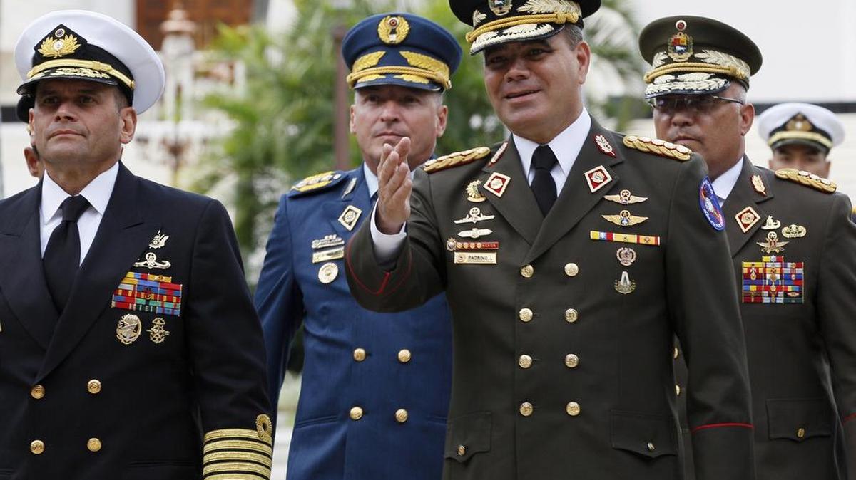 El ministro de Defensa de Venezuela, Vladimir Padrino López (centro, der.), acompañado por varios oficiales, llega a una sesión de la Asamblea Constituyente en Caracas, el 8 de agosto.