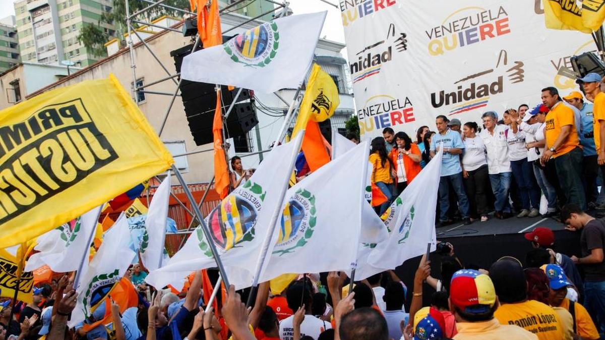 Partidarios de la oposición ondean banderas en la zona El Paraíso, en Caracas, el 14 de noviembre.