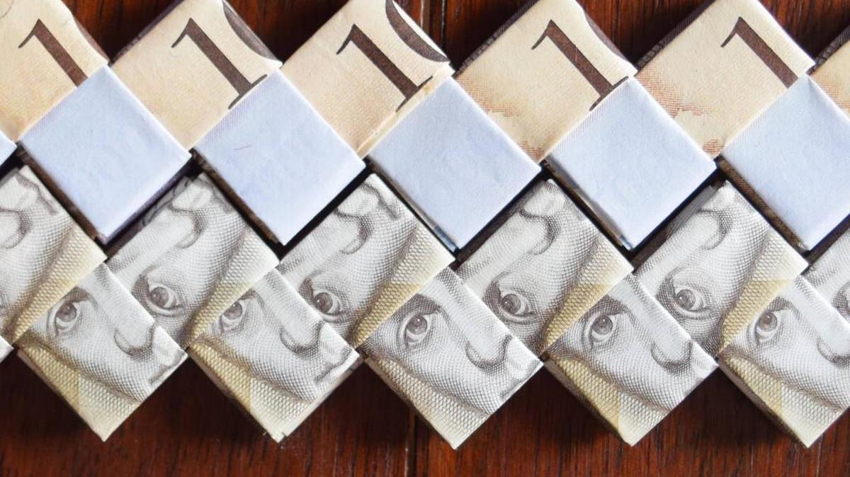 Bolívares venezolanos se doblan para hacer bolsos en la ciudad colombiana de Cúcuta. El bolívar ha perdido tanto valor, que los artesanos prefieren usarlo como materia prima que como moneda.