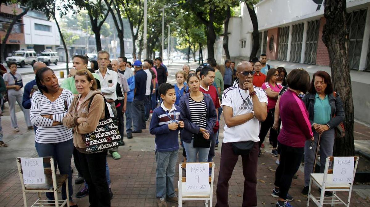 Un grupo de electores espera en el exterior de un centro de votación en Caracas, durante la elección a la Asamblea Constituyente que tuvo lugar el domingo pasado.