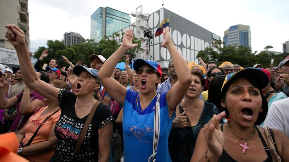 Una multitud en Caracas corea: “Este gobierno se va a caer” en una campaña de recogida de firmas realizada el miércoles para el referendo revocatorio contra el presidente Nicolás Maduro.