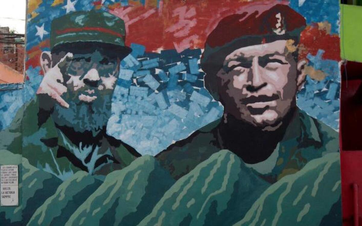 Un mural de Fidel Castro y Hugo Chávez adorna una pared de la parroquía 23 de enero en Caracas, en esta imagen de noviembre de 2016.