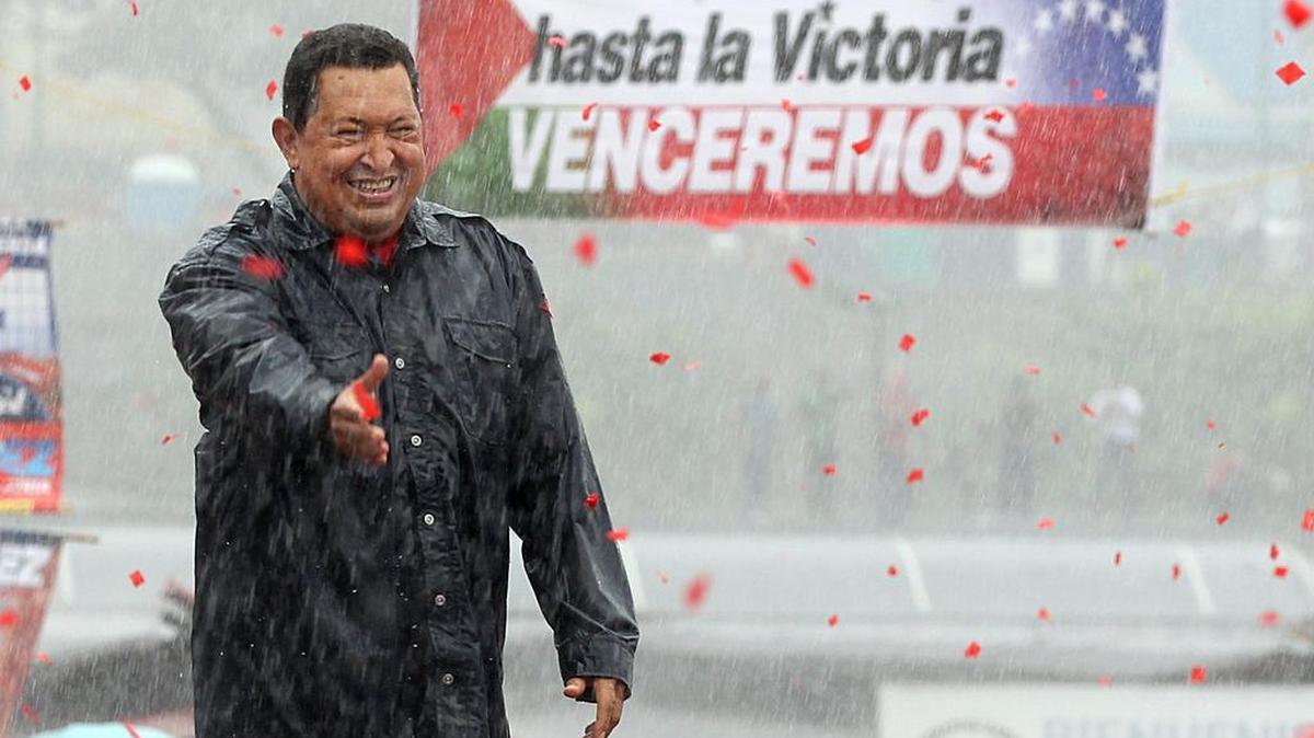 El presidente venezolano Hugo Chávez saluda a los asistentes a un acto de campaña en Caracas, el 4 de octubre del 2012.