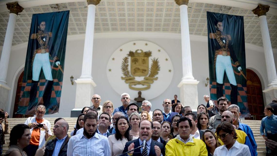 El presidente de la Asamblea Nacional, Julio Borges, da una conferencia de prensa el jueves en Caracas, frente a la sede legislativa.