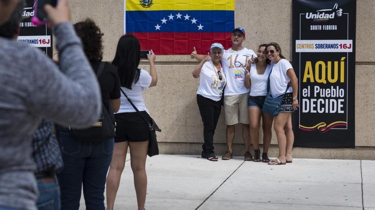Carmen Emilia Molina-Perez, Daniel Granados, Ariadna Pereiras, y Freya Guerrero, después de haber votado en el plebiscito en el Watsco Center, Coral Gables, el 16 de julio.