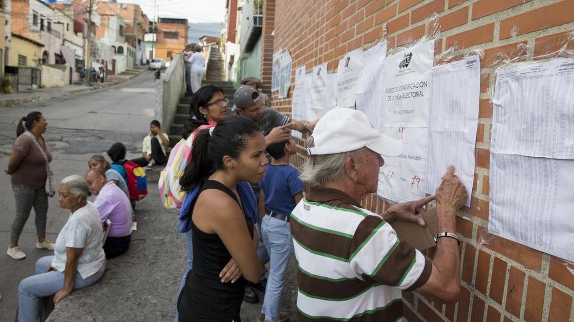 Votantes venezolanos buscan el colegio electoral que les corresponde, el 20 de mayo en Caracas. El presidente Nicolás Maduro se declaró ganador de un nuevo término de seis años en el poder.