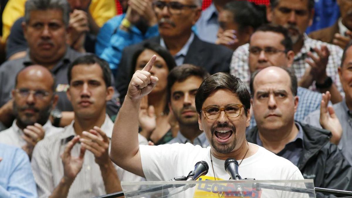 Foto de archivo de septiembre de 2017 que muestra al entonces vicepresidente de la Asamblea Nacional, Freddy Guevara, dando un discurso. Guevara fue detenido por el régimen de Nicolas Maduro y activistas venezolanos denuncian que fueron violados los derechos civiles del líder venezolano.