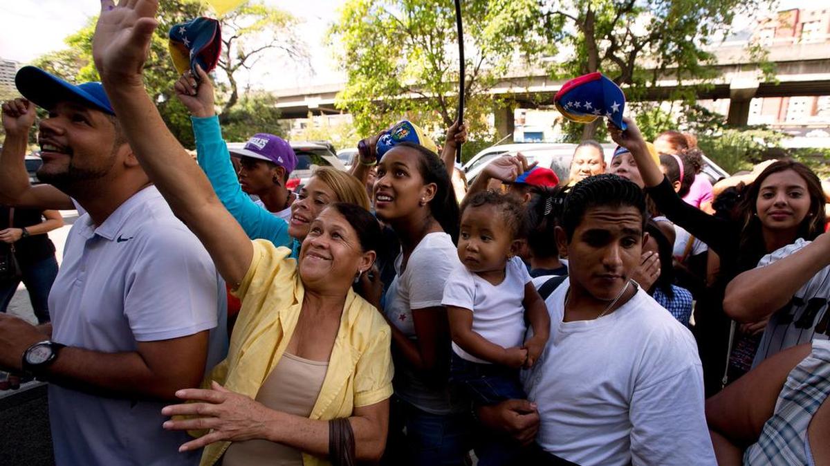 Partidarios del líder opositor Henrique Capriles asisten a una conferencia de prensa en Caracas, el 7 de diciembre, después de la derrota del chavismo en las elecciones legislativas.