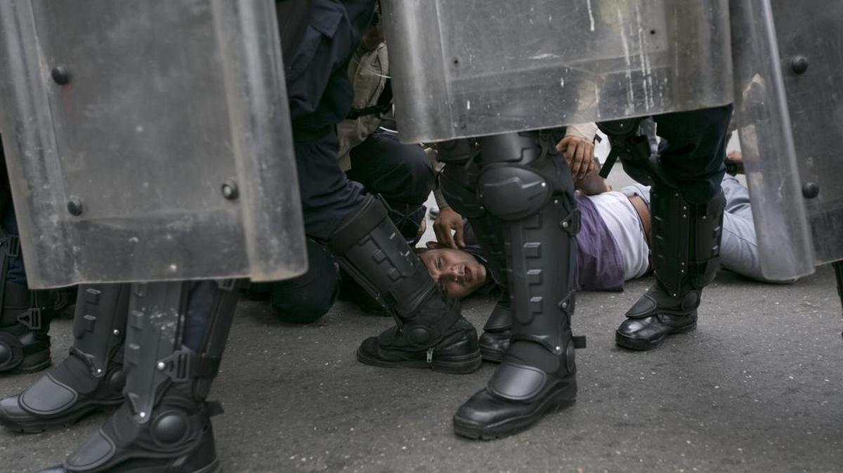 Un manifestante es arrestado por la policía nacional durante una protesta contra el gobierno de Nicolás Maduro el 18 de mayo de 2016, en Caracas, Venezuela.