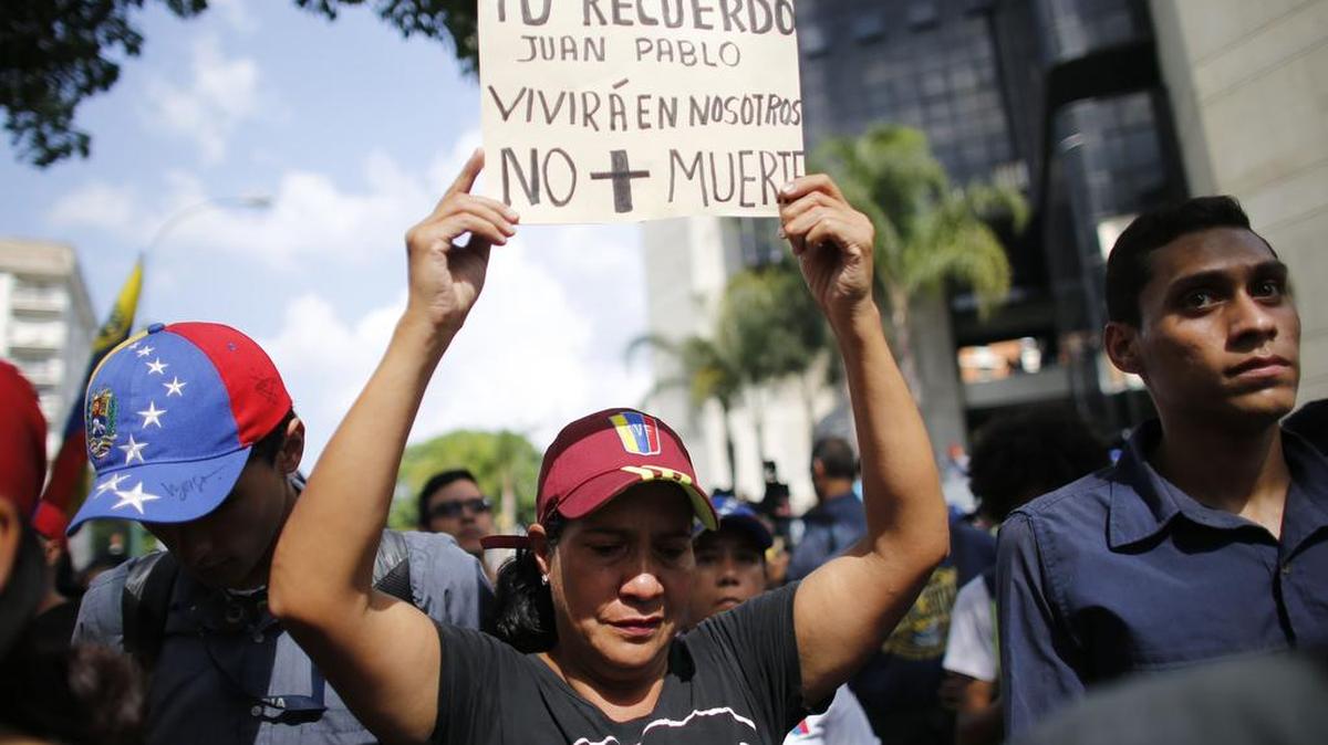 Una multitud rinde homenaje en Caracas a Juan Pablo Pernalete, que murió en una protesta contra el gobierno.
