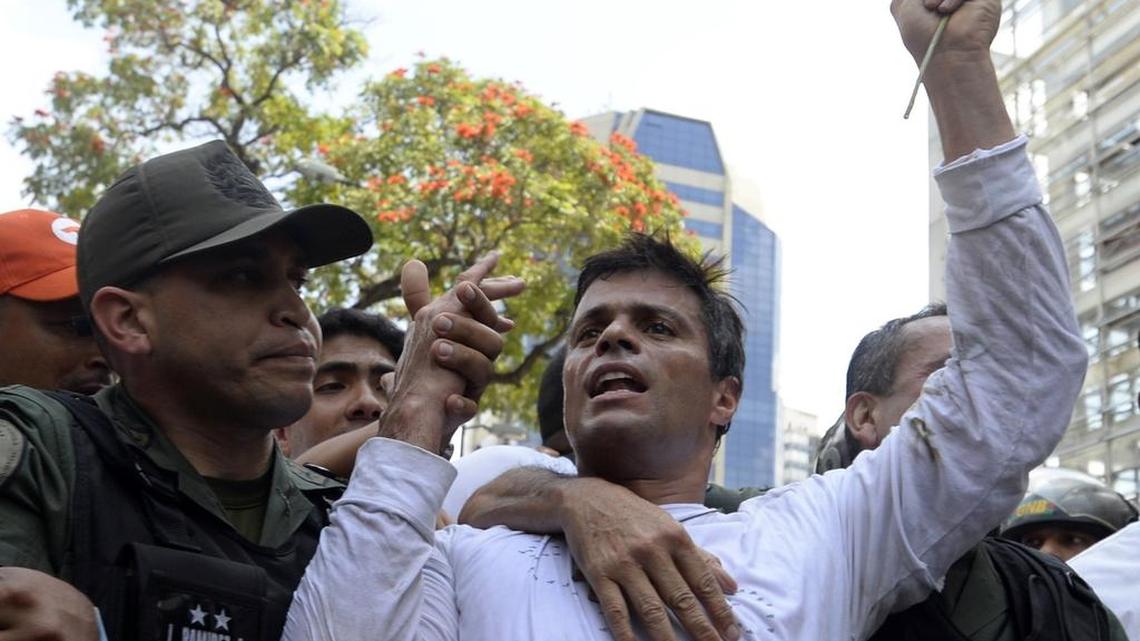 El líder opositor venezolano Leopoldo López en el momento en que fue arrestado por la Guardia Nacional en febrero del 2014. López está encarcelado desde entonces en la prisión de Ramo Verde.