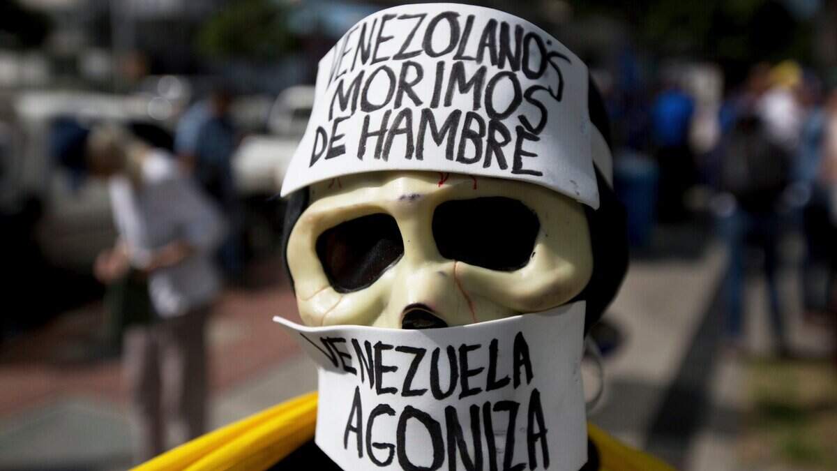 Un manifestante denuncia el hambre que sufren los venezolanos bajo el régimen de Nicolás Maduro, durante una protesta el 23 de enero de 2017, en Caracas.