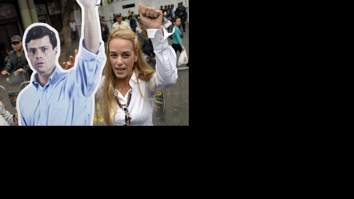 
Lilian Tintori protesta frente a un tribunal de Caracas el pasado julio, junto a una efigie de su esposo, el líder opositor Leopoldo López, en la cárcel desde febrero del 2014.
  