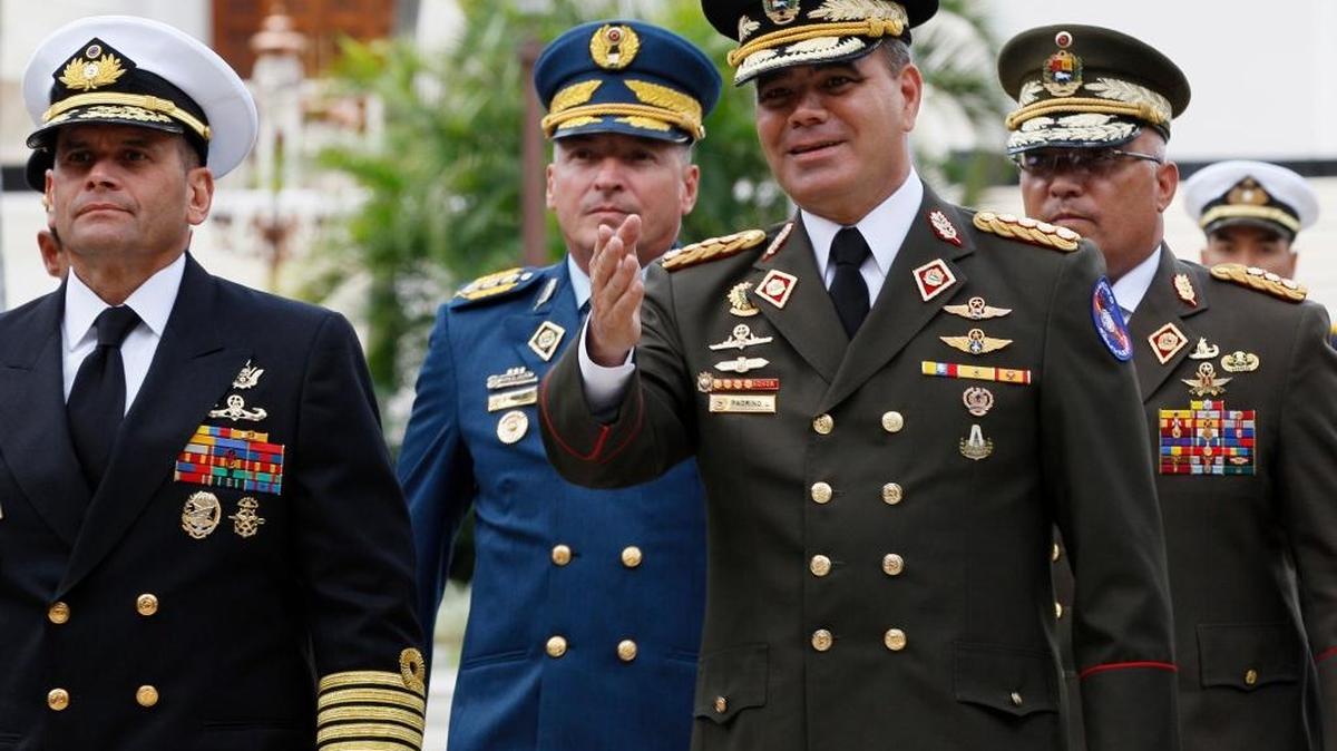 El ministro de Defensa de Venezuela, Vladimir Padrino López (der. al frente), con varios altos oficiales, llega a una sesión de la Asamblea Constitucional, en Caracas, el 8 de agosto.