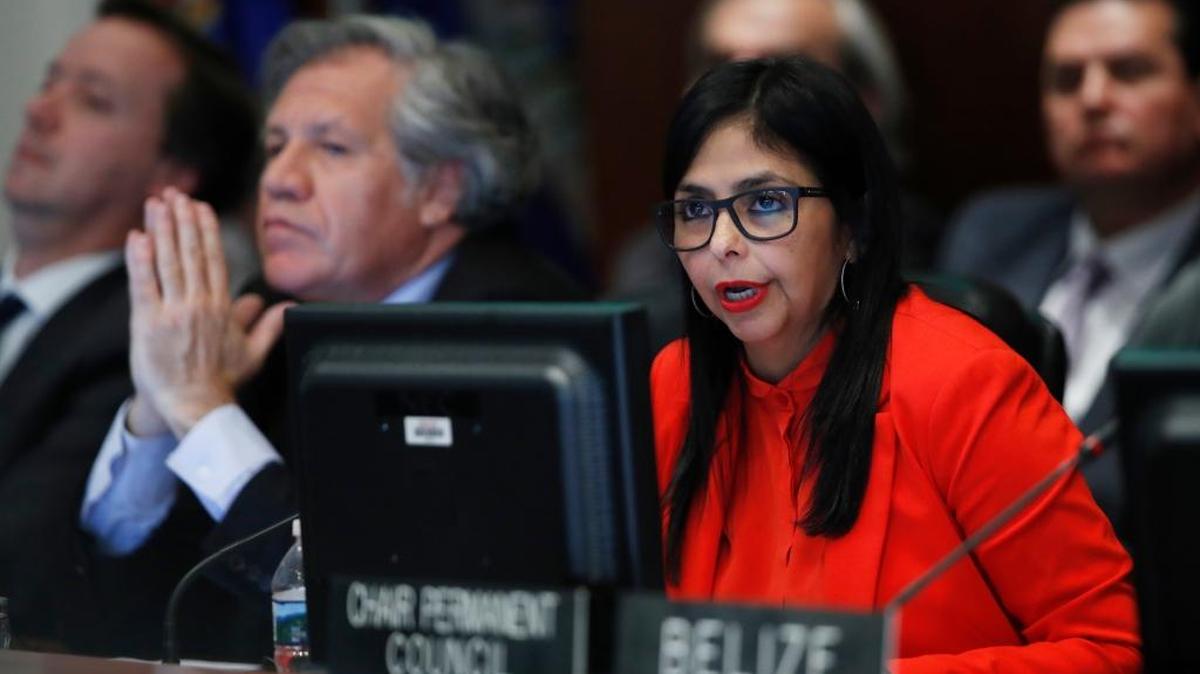 La canciller de Venezuela, Delcy Rodriguez, habla al Consejo Permanente de la Organización de Esados Americanos en Washington, el 27 de marzo. A su derecha, el secretario general de la OEA, Luis Almagro.