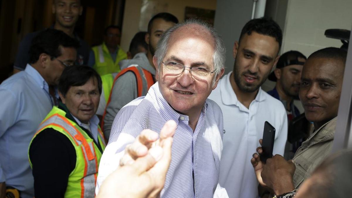 El alcalde de Caracas, Antonio Ledezma, saluda a la prensa en el Aeropuerto Internacional de Bogotá tras escapar de Venezuela el 17 de noviembre.