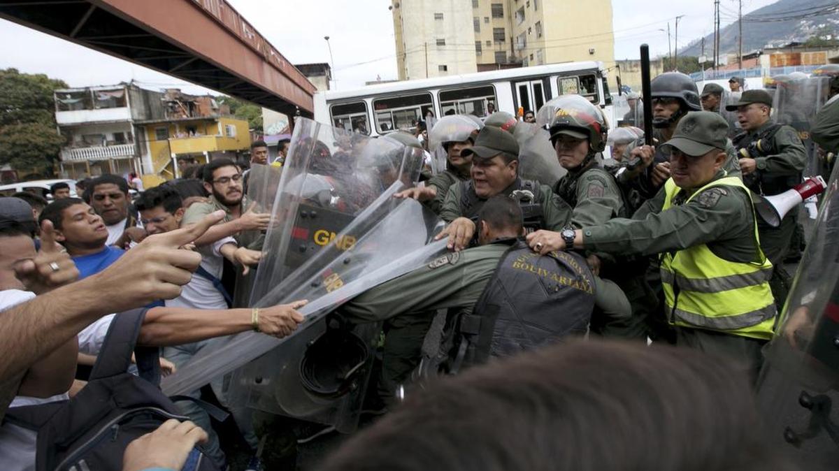 Estudiantes universitarios chocan con miembros de la Guardia Nacional venezolana en una protesta frente al Tribunal Supremo de Justicia en Caracas, el 31 de marzo.