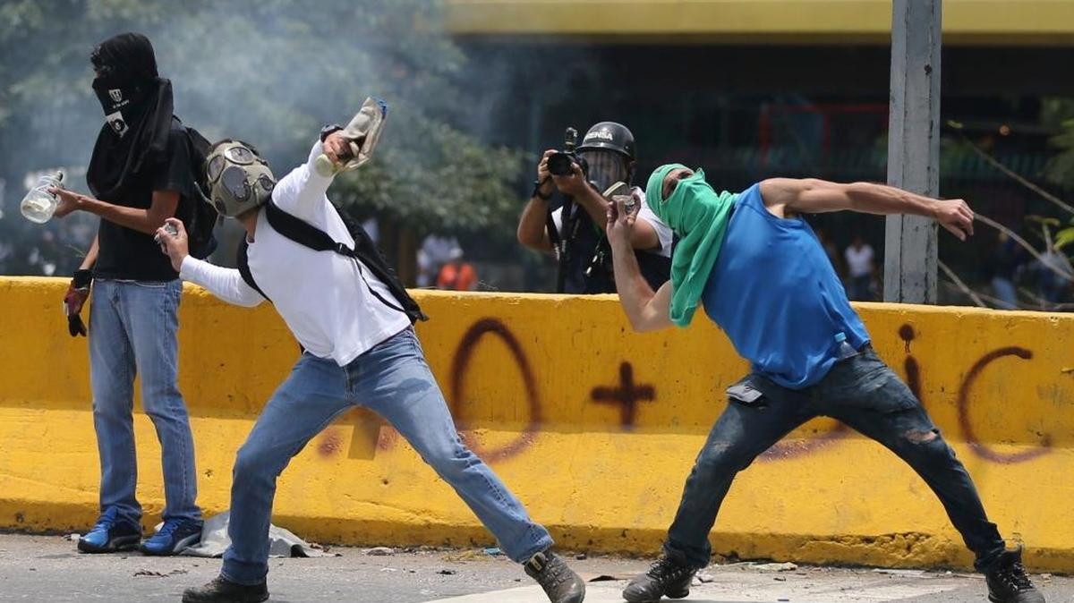 Manifestantes lanzan piedras a la Guardia Nacional de Venezuela en una protesta en Caracas, el 10 de abril.