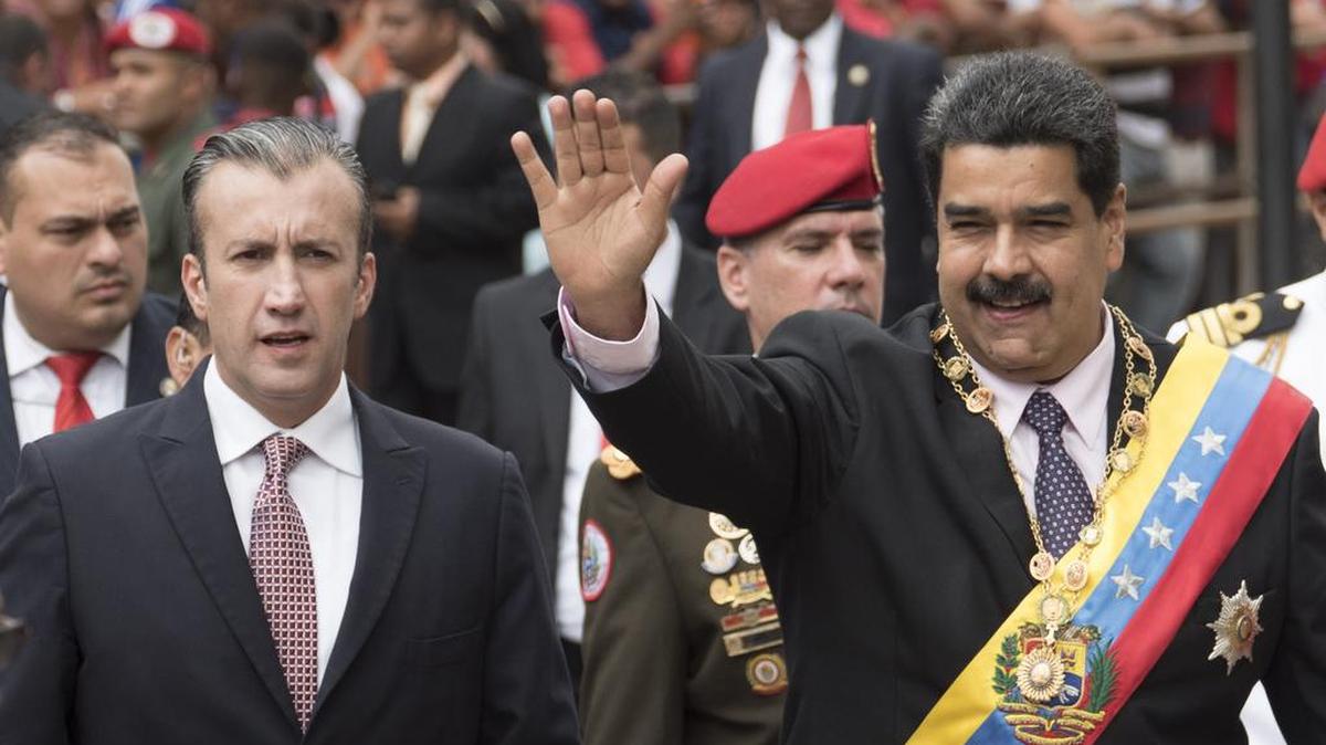 El presidente de Venezuela, Nicolás Maduro (der.), saluda al público junto al vicepresidente Tareck El Aissami, antes de iniciar su discurso anual en el Tribunal Supremo de Justicia en Caracas, el pasado 15 de enero.