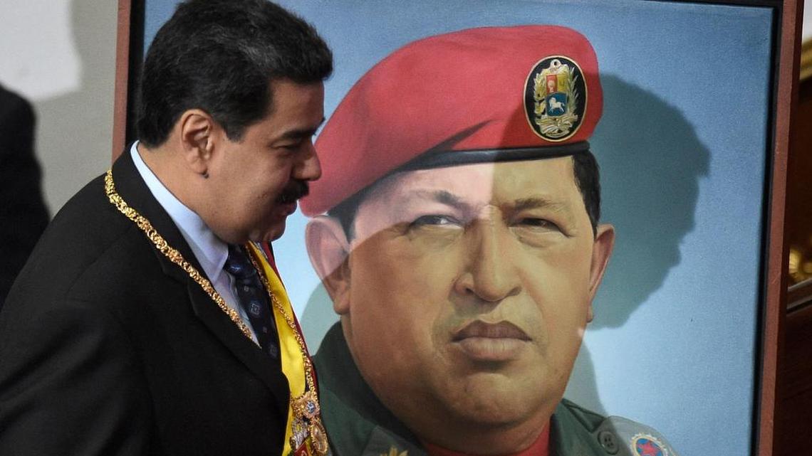 El presidente de Venezuela, Nicolás Maduro, junto a un retrato del fallecido ex mandatario Hugo Chávez, el lunes cuando dio un discurso ante la Asamblea Constituyente en Caracas.
