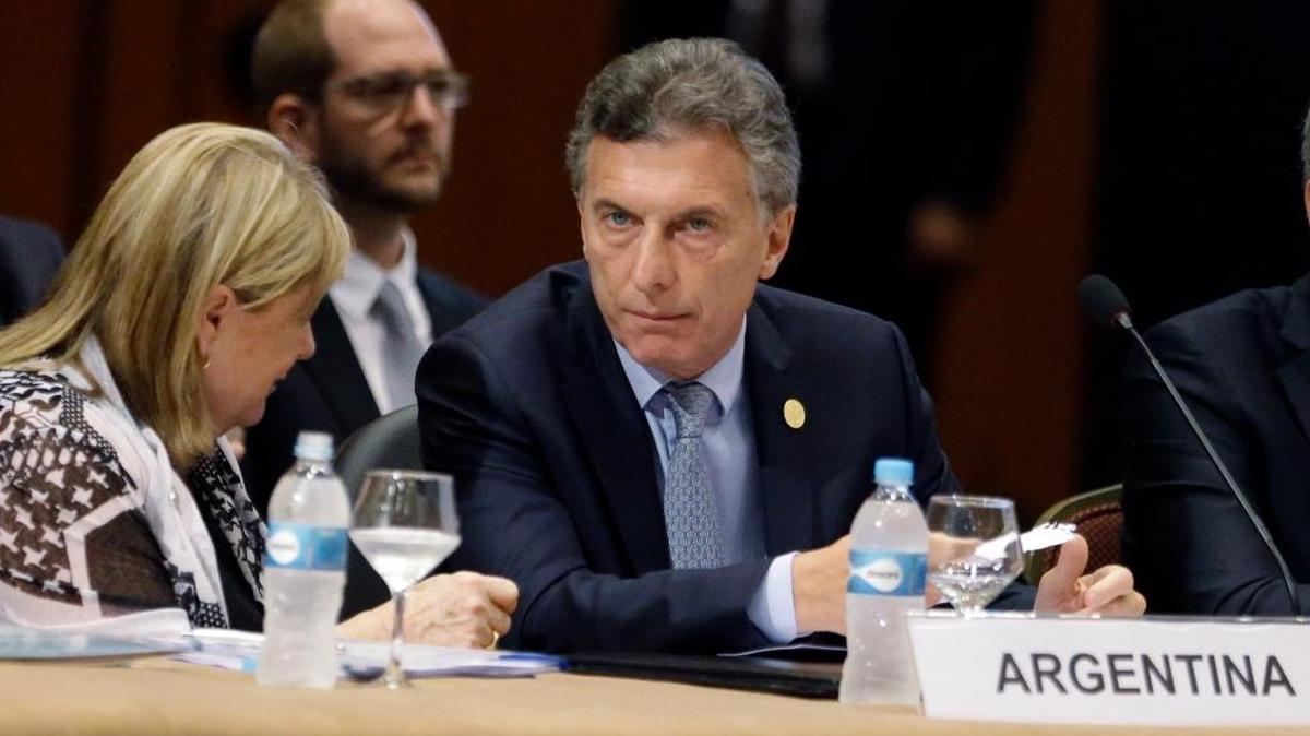 El presidente argentino Mauricio Macri (der.) con la canciller argentina Susana Malcorra, en la Cumbre de Mercosur, en Luque, Paraguay, el 21 de diciembre.
