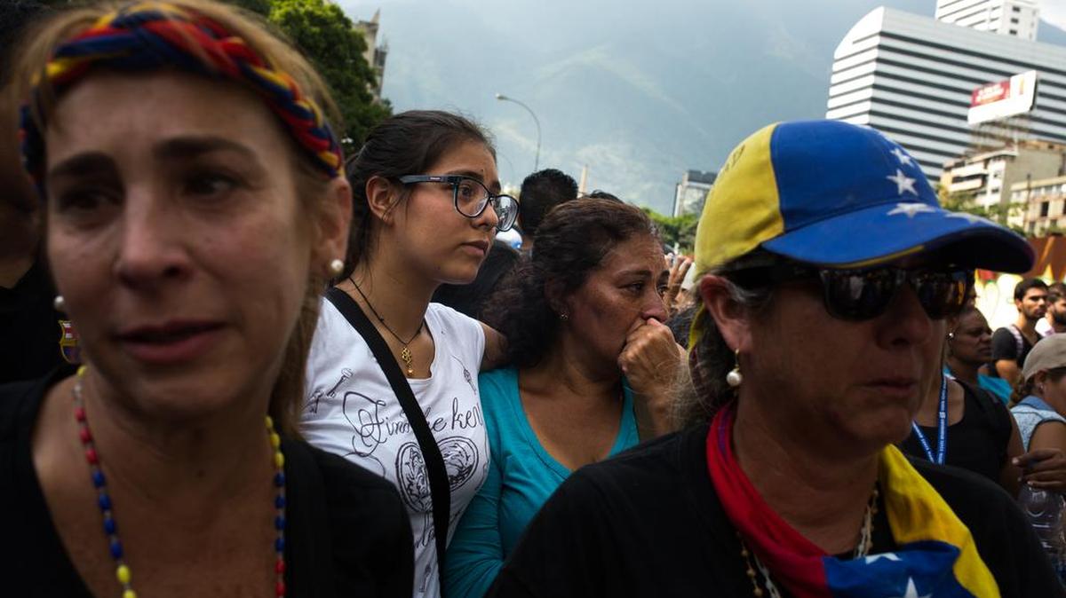 Una gran cantidad de personas asiste en Caracas el 27 de abril a una vigilia por Juan Pablo Pernalete, un joven muerto durante una protesta antigubernamental en la capital venezolana.