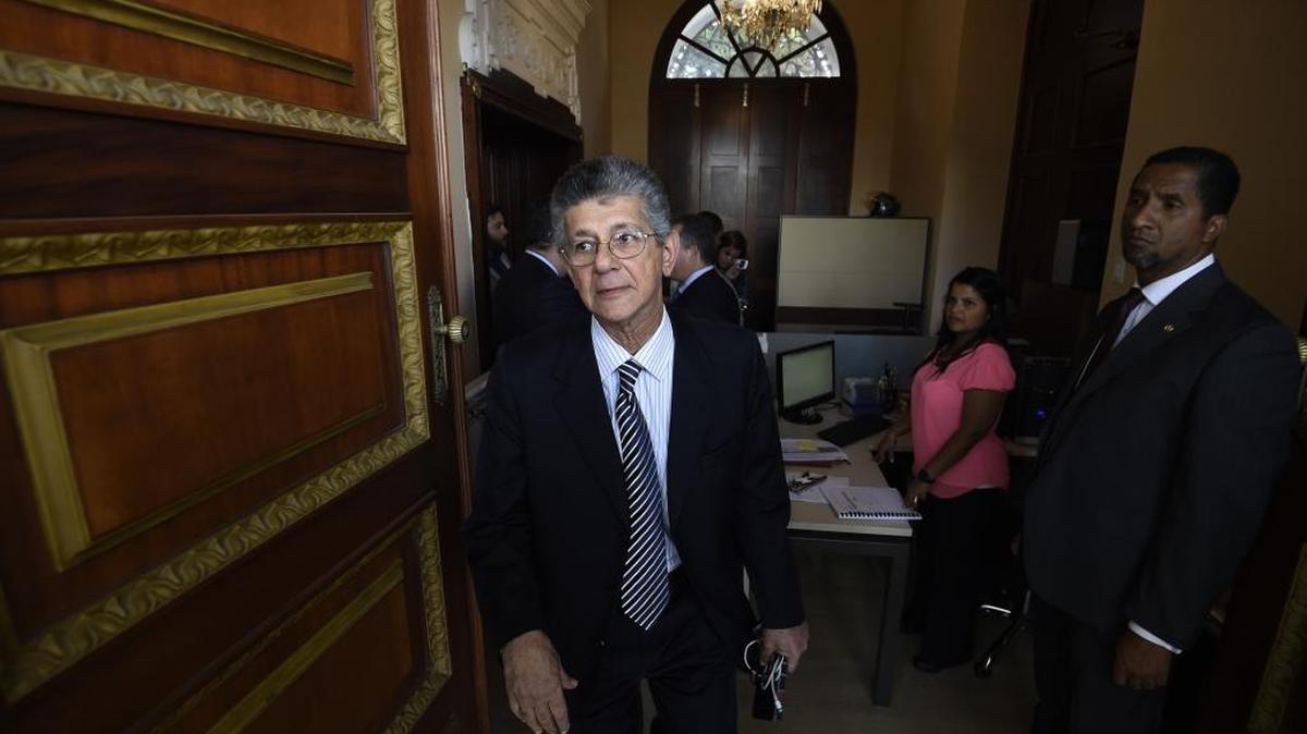El nuevo presidente de la Asamblea Nacional de Venezuela, Henry Ramos Allup, llegando al edificio del Congreso el 6 de enero.