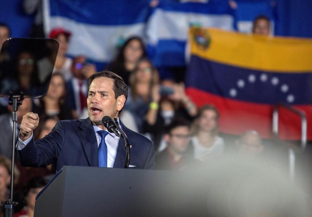 El senador republicano de Florida Marco Rubio el 18 de febrero de 2019 habla antes del presidente de los Estados Unidos, Donald J. Trump, ante la comunidad venezolano-estadounidense, este lunes en la Universidad Internacional de Florida, en Miami, Florida (EE. UU.). El presidente Trump reiteró su apoyo al líder del Parlamento de Venezuela, Juan Guaidó, que se proclamó presidente interino de ese país.