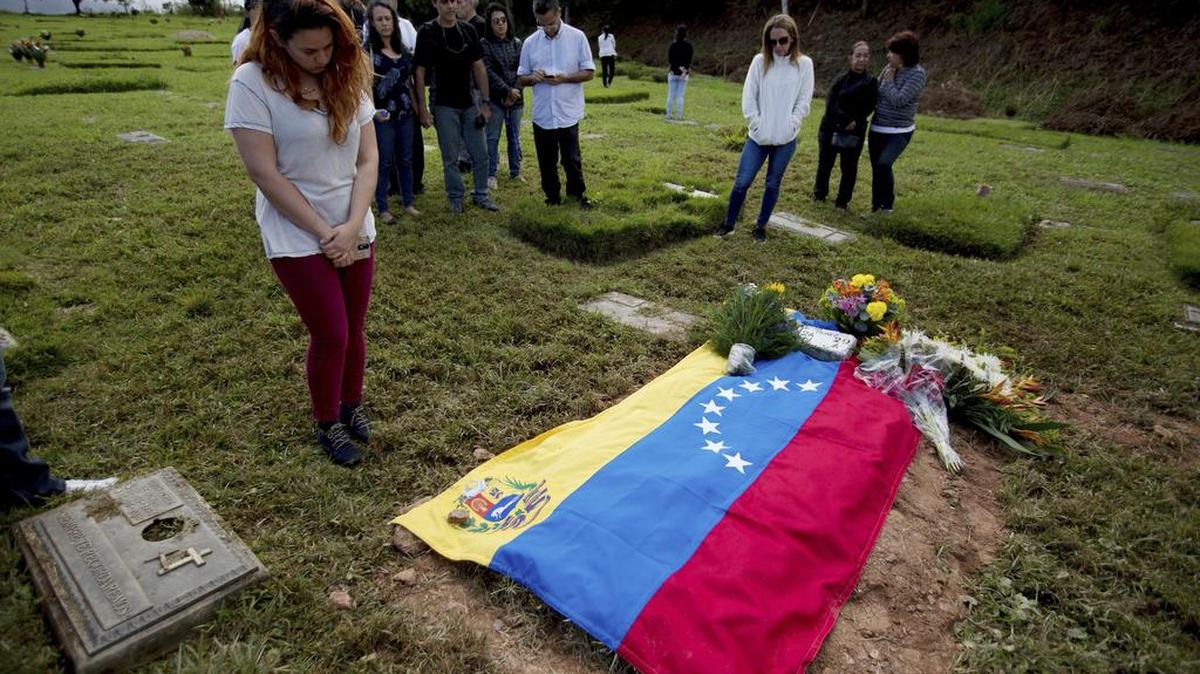 Una partidaria del policía rebelde Óscar Pérez llora junto a su tumba en Caracas, el 21 de enero. Después de la muerte de Pérez, el régimen venezolano anunció que adelantará las elecciones presidenciales.