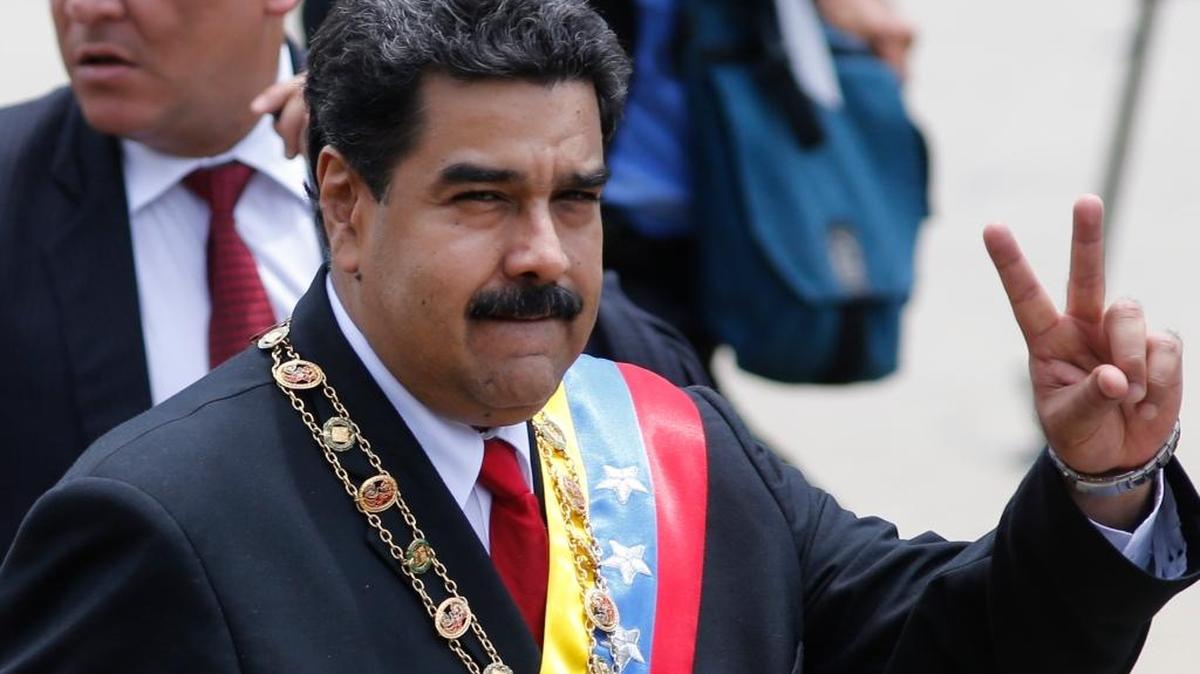 El gobernante Nicolás Maduro hace el signo de la victoria a sus seguidores durante el desfile por el Día de la Independencia de Venezuela, el 5 de julio.