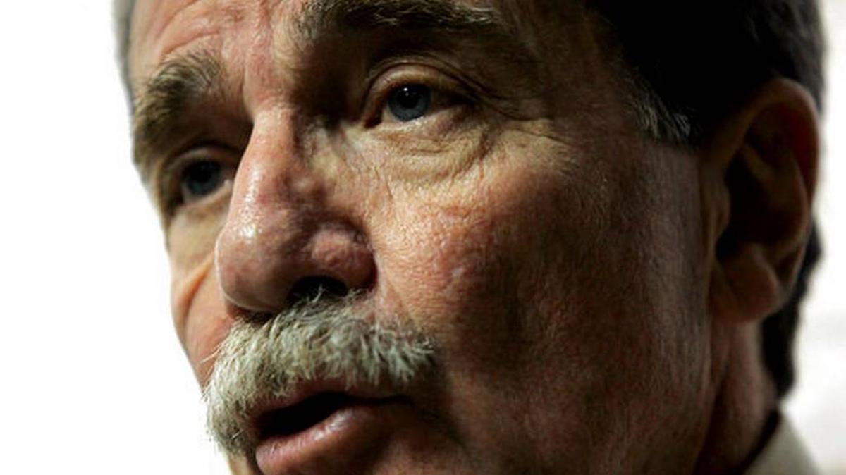 En esta foto de 2006, el entonces candidato presidencial Teodoro Petkoff habla durante una entrevista en su sede de campaña en Caracas.