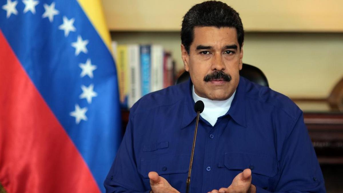 El presidente de Venezuela, Nicolás Maduro, habla en Caracas con miembros de la Asamblea Constituyente. El gobierno y la oposición prosiguen un diálogo el 11 y el 12 de enero en República Dominicana.