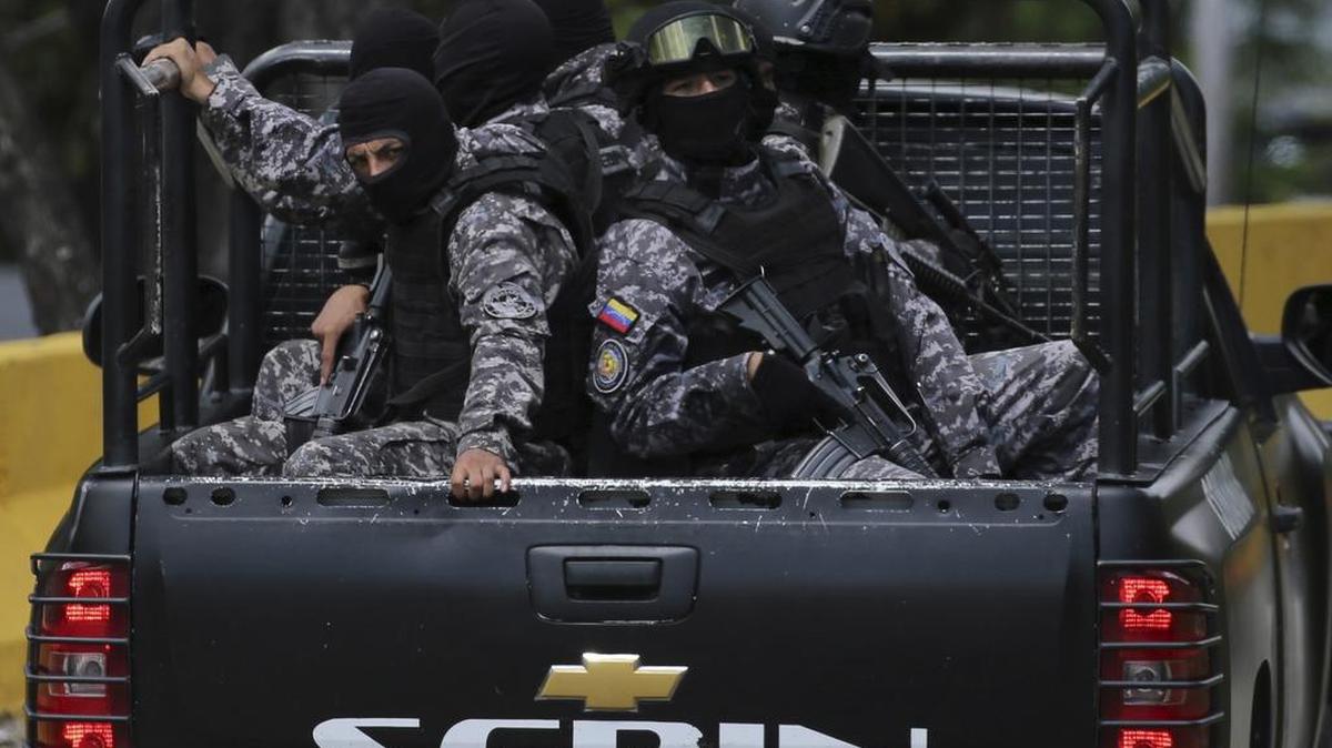Miembros del Servicio de Inteligencia venezolano participan en la operación contra el policía rebelde Óscar Pérez en Caracas, el 15 de enero.