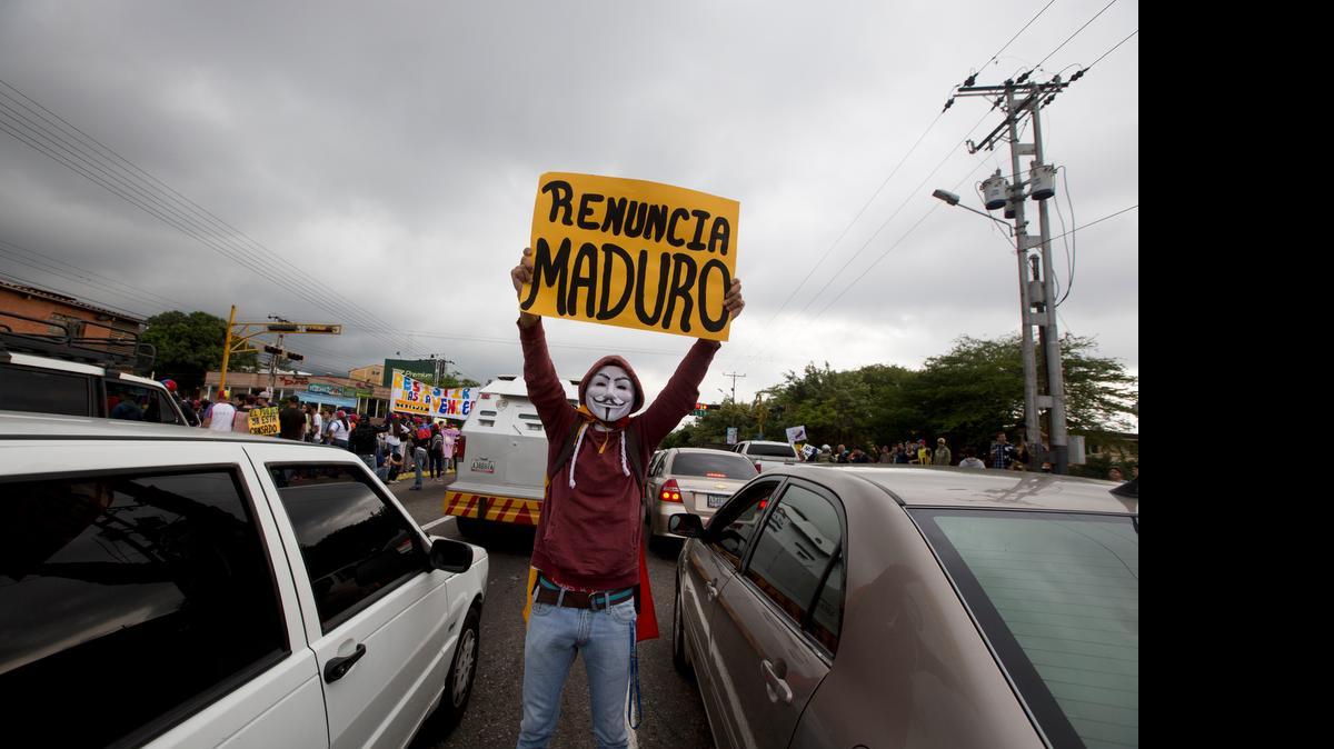 
Un manifestante con la máscara de Guy Fawkes protesta contra el gobierno de Nicolás Maduro en la ciudad venezolana de San Cristóbal, el pasado enero.
