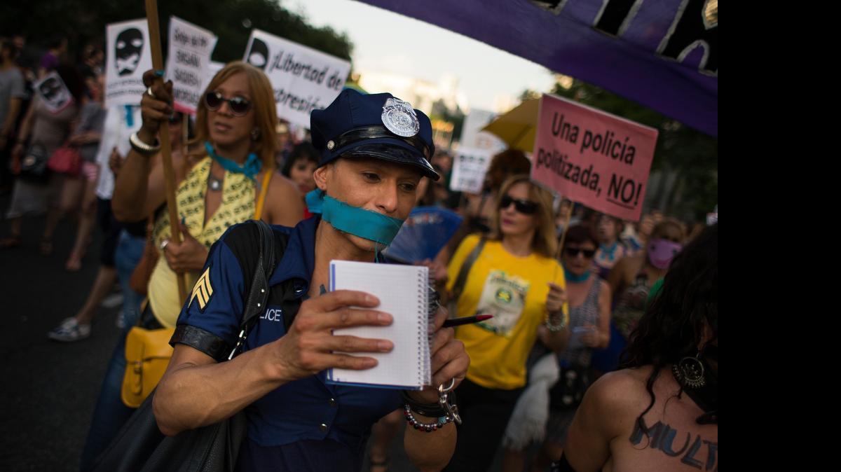 
Manifestantes protestan en Madrid el 30 de junio contra la nueva Ley de Seguridad Pública, impulsada por el Partido Popular.
