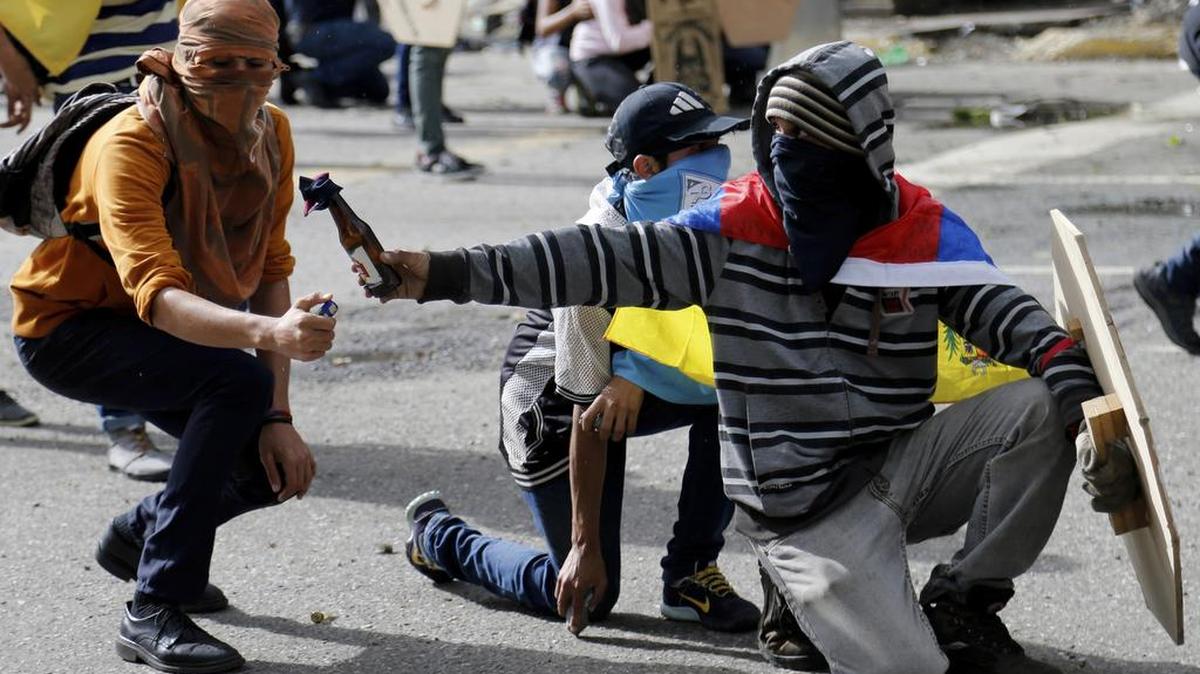 Activistas antigubernamentales encienden un coctel Molotov durante choques con la Guardia Nacional en Caracas, el 28 de julio. El régimen de Nicolás Maduro sobrevivió a las extensas protestas populares del verano pasado.