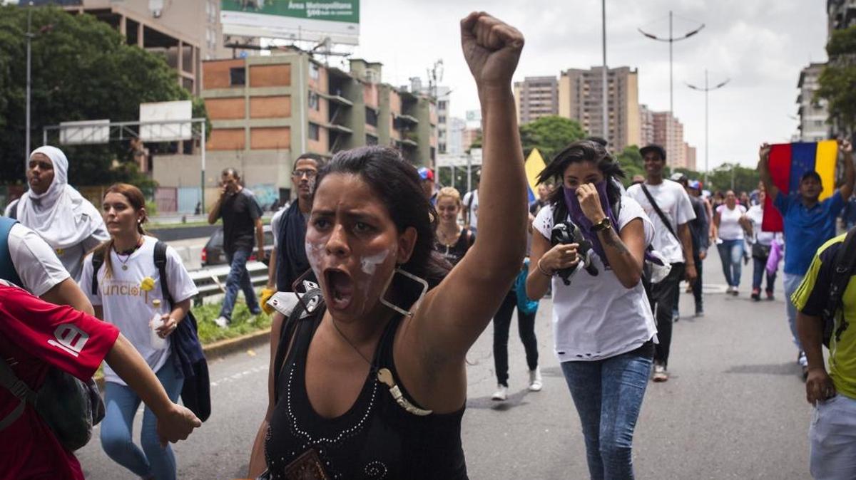 Una multitud de manifestantes marcha hacia el Consejo Nacional Electoral en Caracas, el miércoles 18 de mayo, para exigir el referendo revocatorio contra Nicolás Maduro.