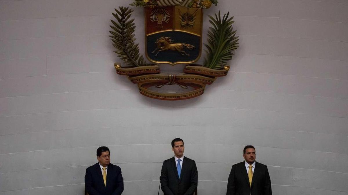 La nueva directiva de la Asamblea Nacional de Venezuela: el presidente Juan Guaidó (centro), el primer vicepresidente Edgar Zambrano (izq.); y el segundo vicepresidente, Stalin González.