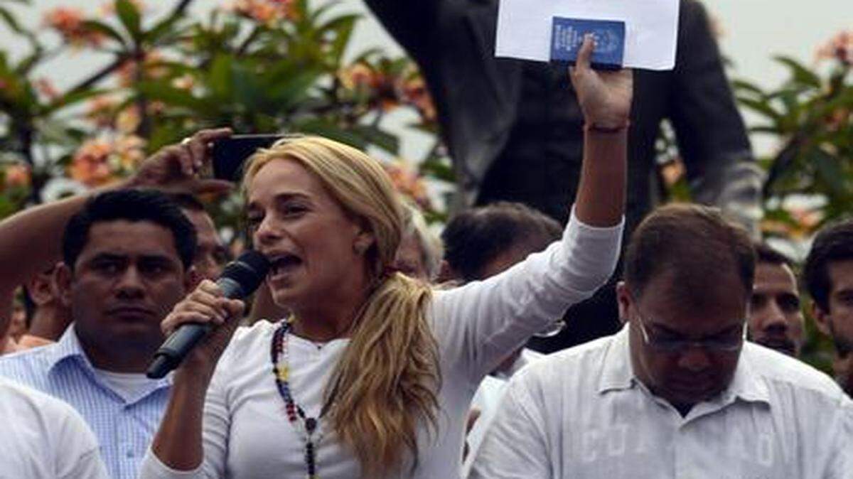
Lilian Tintori, esposa del líder venezolano opositor Leopoldo López, participa en una protesta en Caracas, junto a una estatua del héroe de la independencia cubana José Martí, en el 2014.
