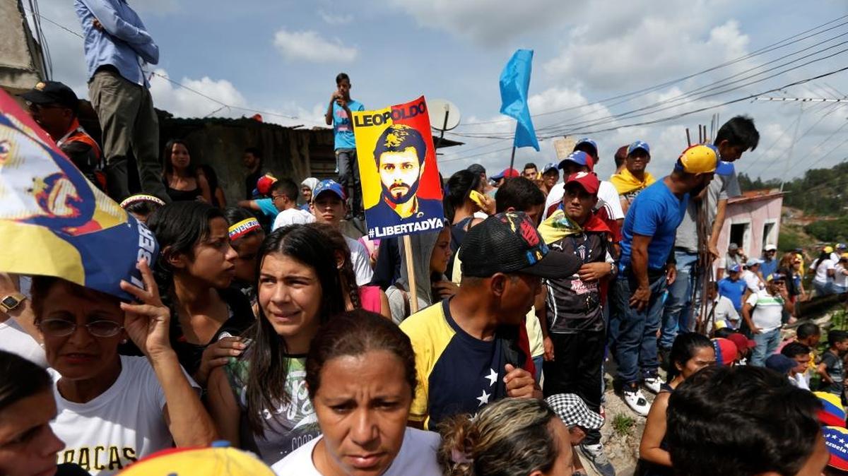 Opositores al gobierno de Venezuela se concentran el 28 de abril frente a la prisión militar de Ramo Verde, en las afueras de Caracas, exigiendo la libertad del dirigente Leopoldo López.