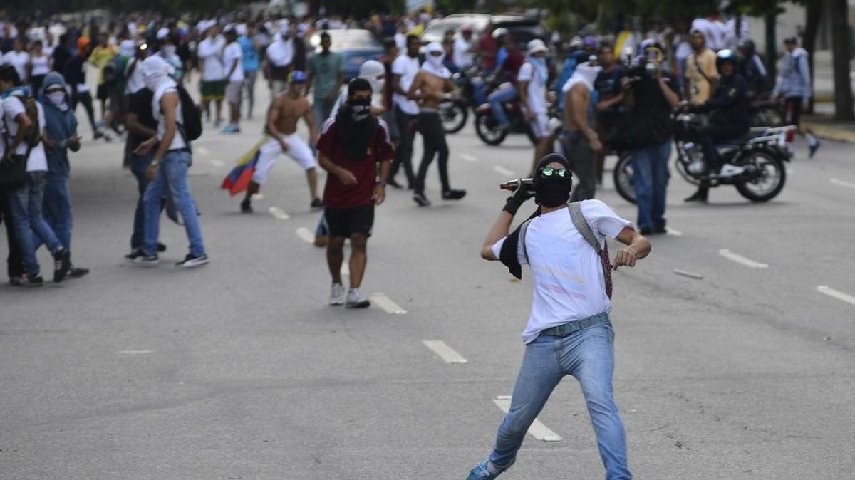 Un manifestante lanza una botella en la masiva protesta ‘La Toma de Caracas, el 1ro de septiembre, para exigir que se celebre el referendo revocatorio contra Maduro.