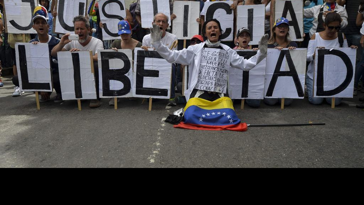 Miles de doctores y enfermeras participan en una protesta contra el gobierno de Venezuela, el 22 de mayo de 2017, en Caracas.