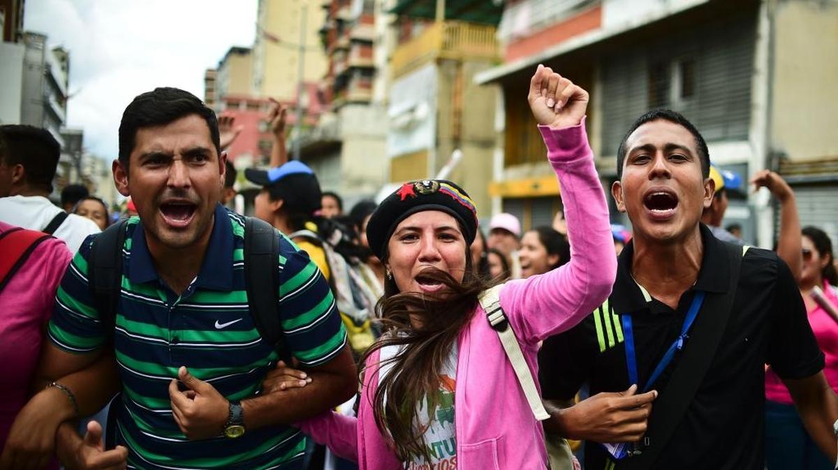 Partidarios del presidente venezolano, Nicolás Maduro, protestan contra la OEA y su secretario general, Luis Almagro, el pasado 1 de junio en Caracas. Almagro pidió una reunión de la OEA sobre la crisis en Venezuela.