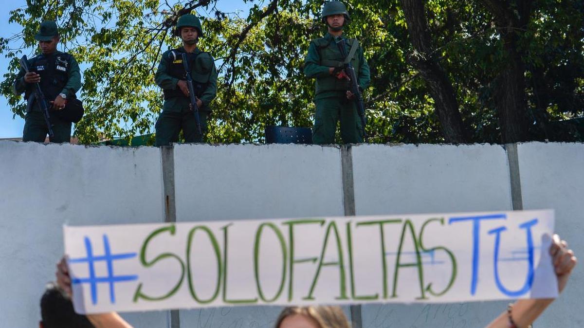 Soldados en un cuartel militar observan una manifestación a favor de la Ley de Amnistía para los militares que reconozcan al presidente interino Juan Guaidó, el 27 de enero en Caracas.