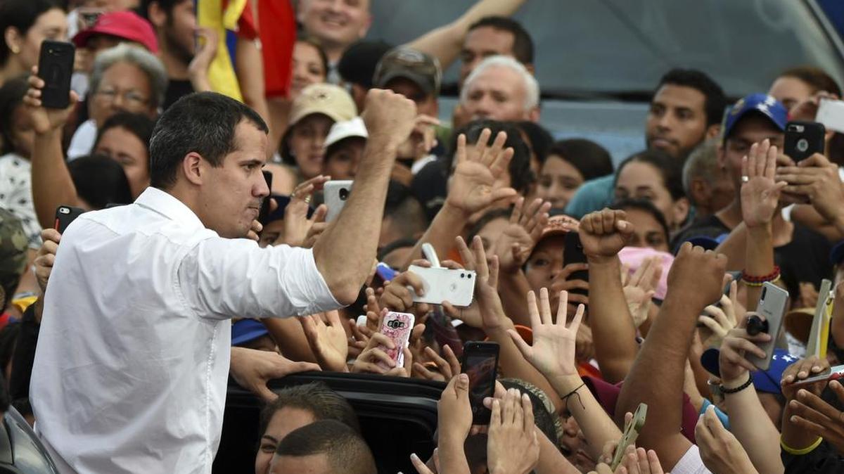 El presidente interino de Venezuela, Juan Guaidó, saluda a sus simpatizantes durante un mitin, el 1 de junio en Barinas, Venezuela.