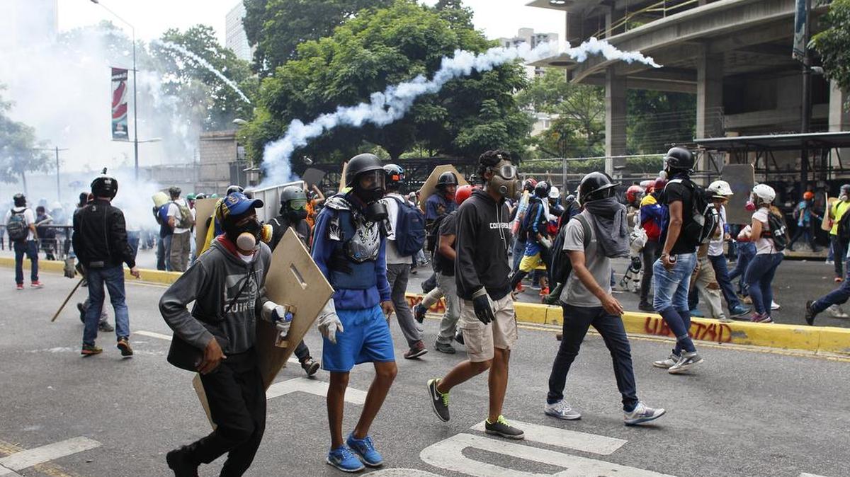 Manifestantes contra el gobierno de Nicolás Maduro se enfrentan a las autoridades en Caracas, el 7 de junio. En su tercer mes, el saldo de las protestas ha sido de más de 60 muertos.
